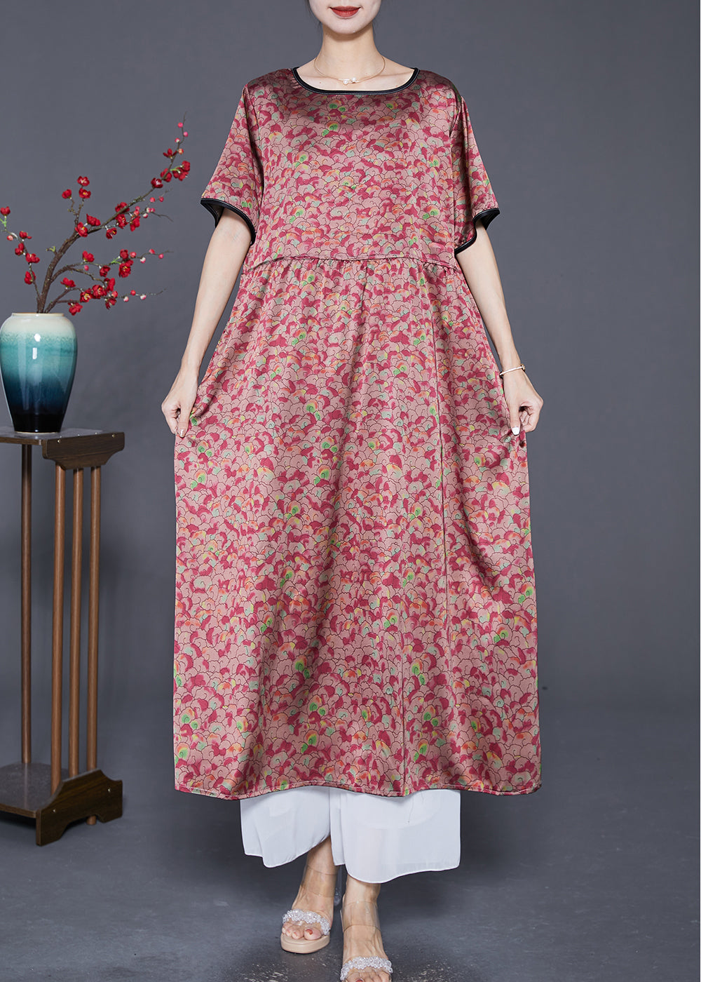 Beautifully Finished Dress in a Timeless Design