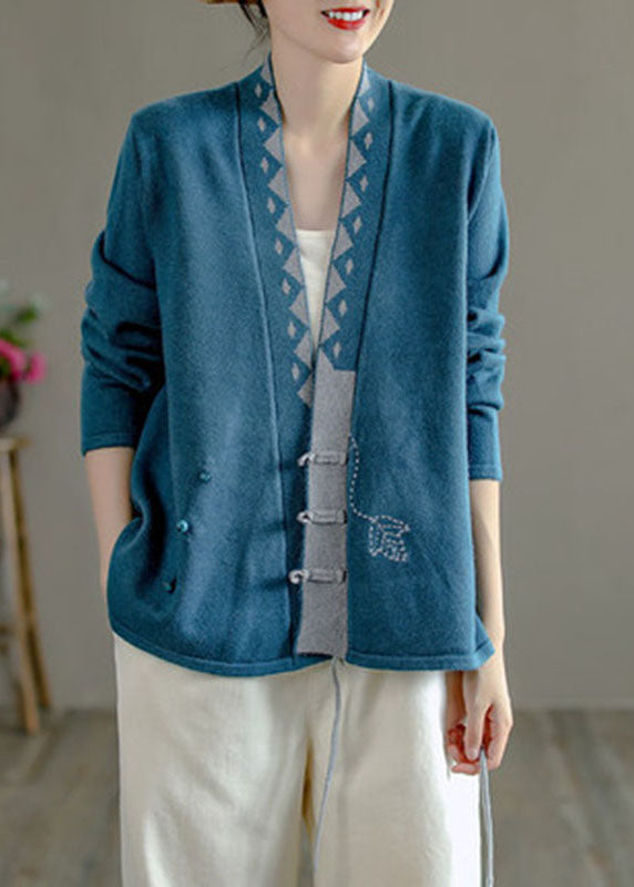 Classic Vintage Sweater with a Flattering Fit