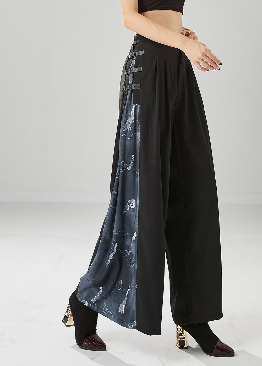 Effortlessly Elegant Pants with a Timeless Design