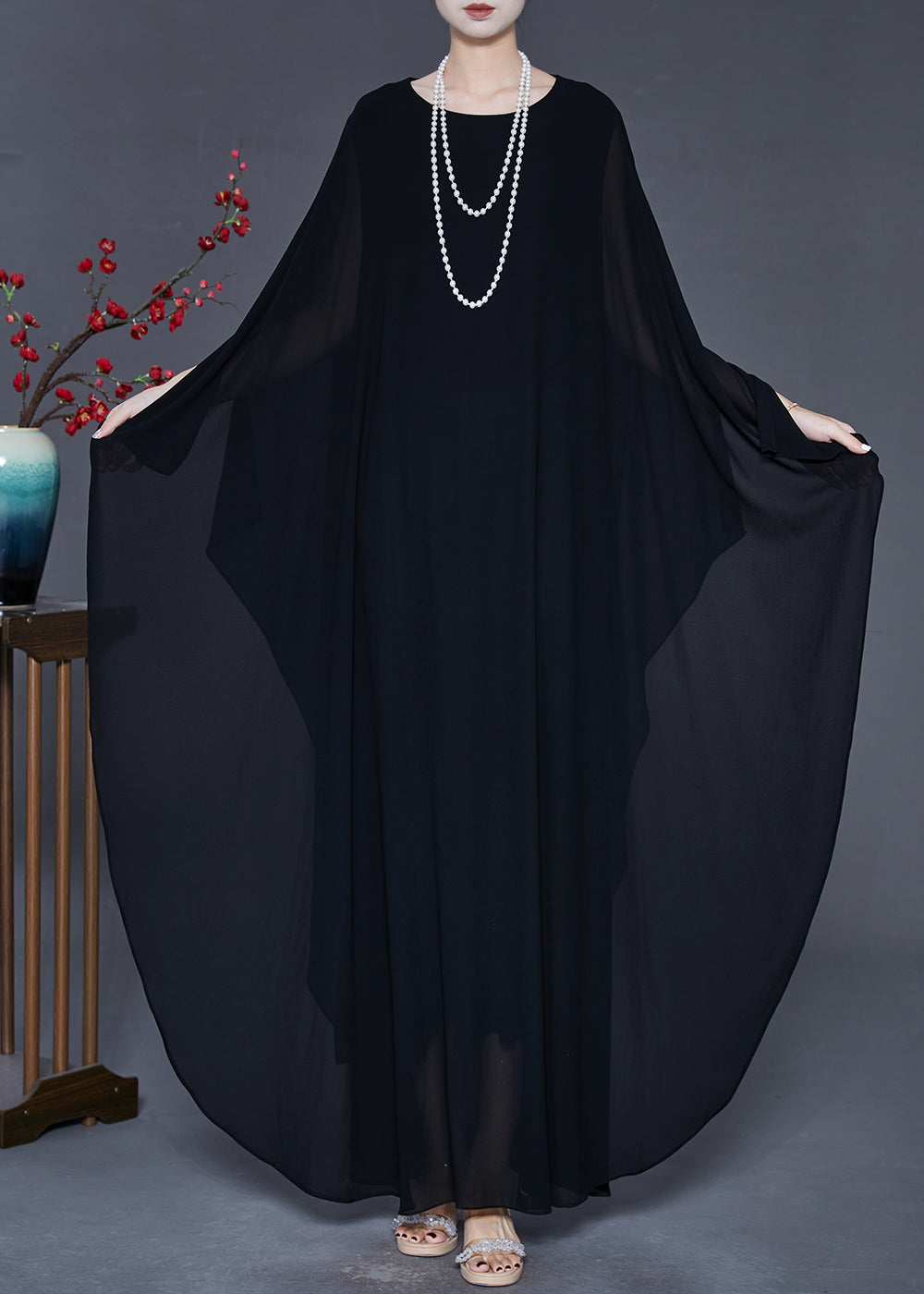 Beautifully Finished Dress in a Timeless Design