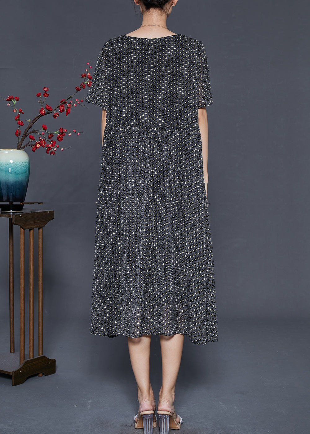 Effortlessly Elegant Dress with a Timeless Design