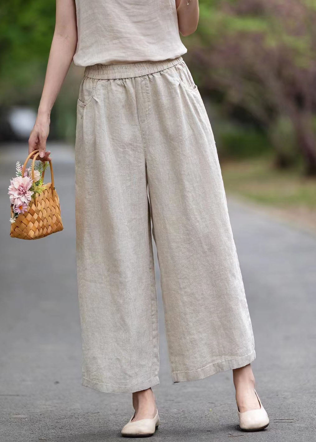 Effortlessly Elegant Pants with a Timeless Design