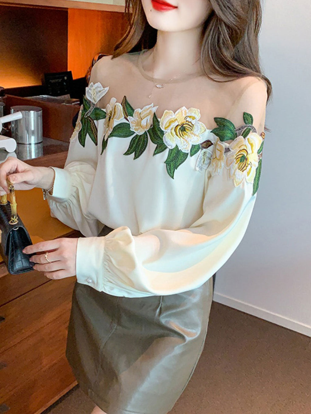 Effortlessly Elegant Blouse with a Timeless Design