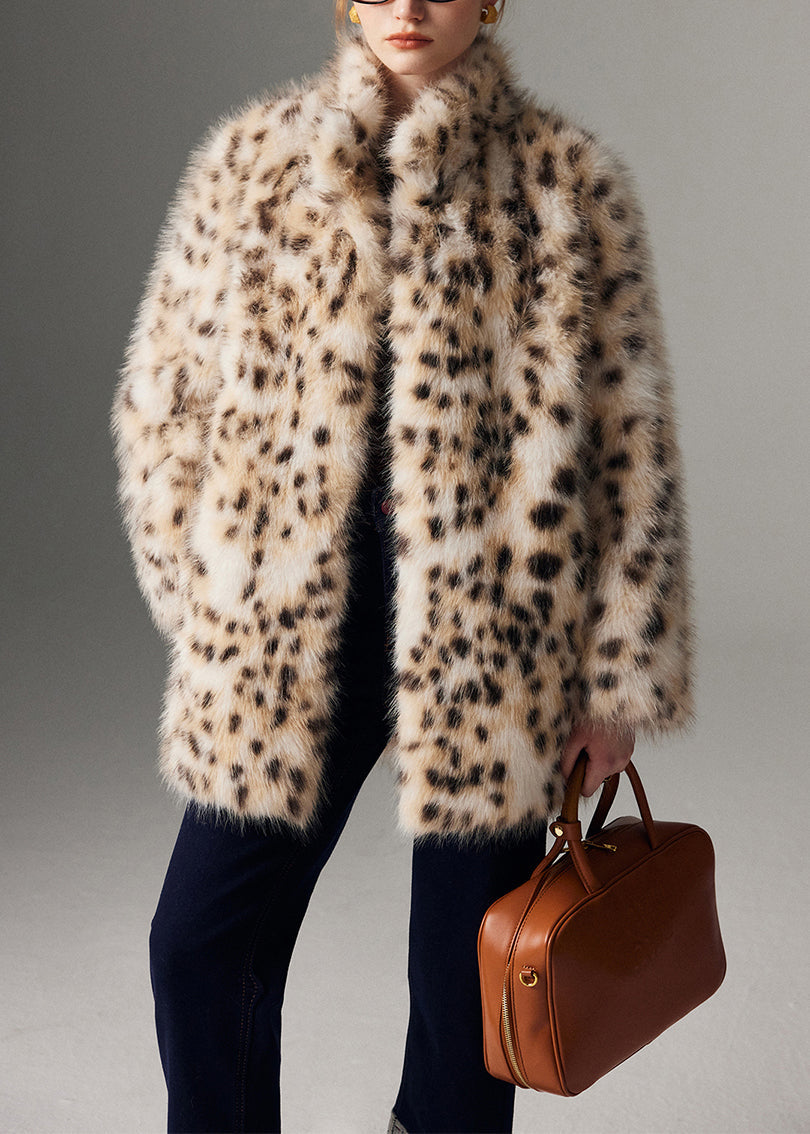 Effortlessly Elegant Coat with a Timeless Design