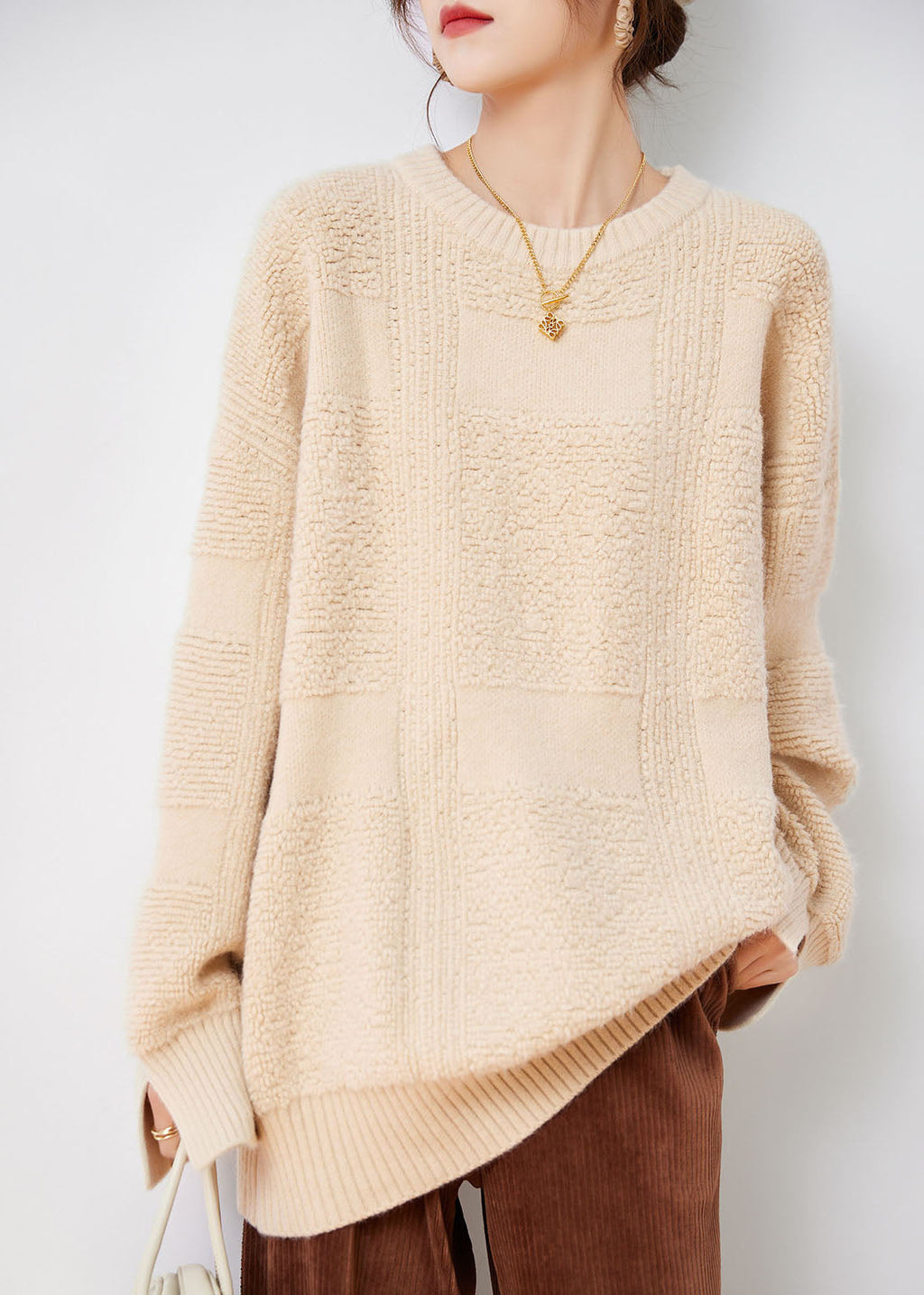 Well Tailored Sweater with a Graceful Silhouette