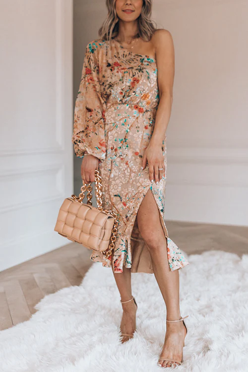 Well Tailored Dress with a Graceful Silhouette