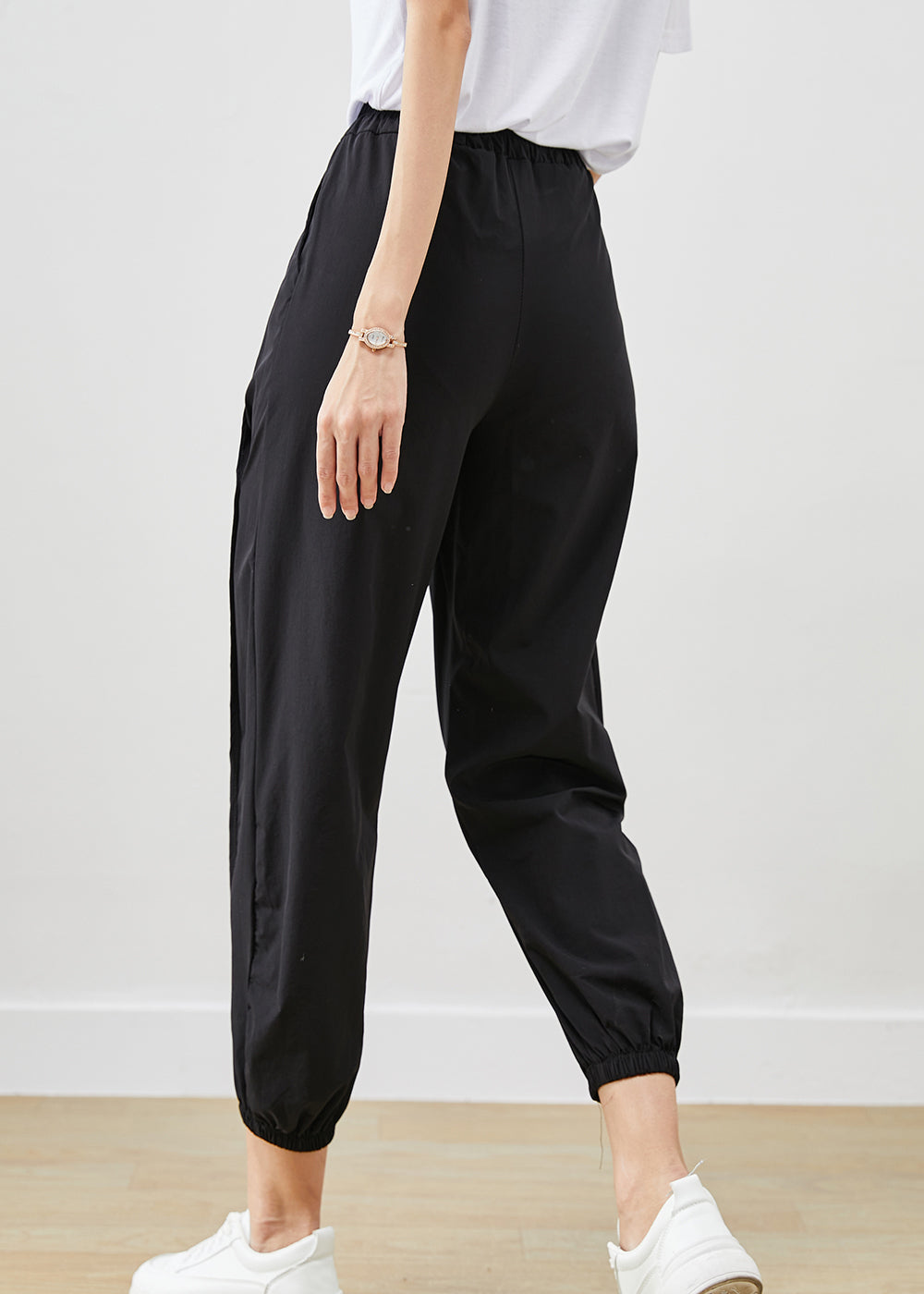 Well Tailored Pants with a Graceful Silhouette