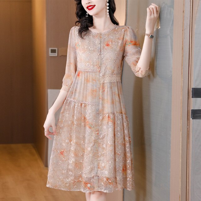 Well Tailored Dress with a Graceful Silhouette