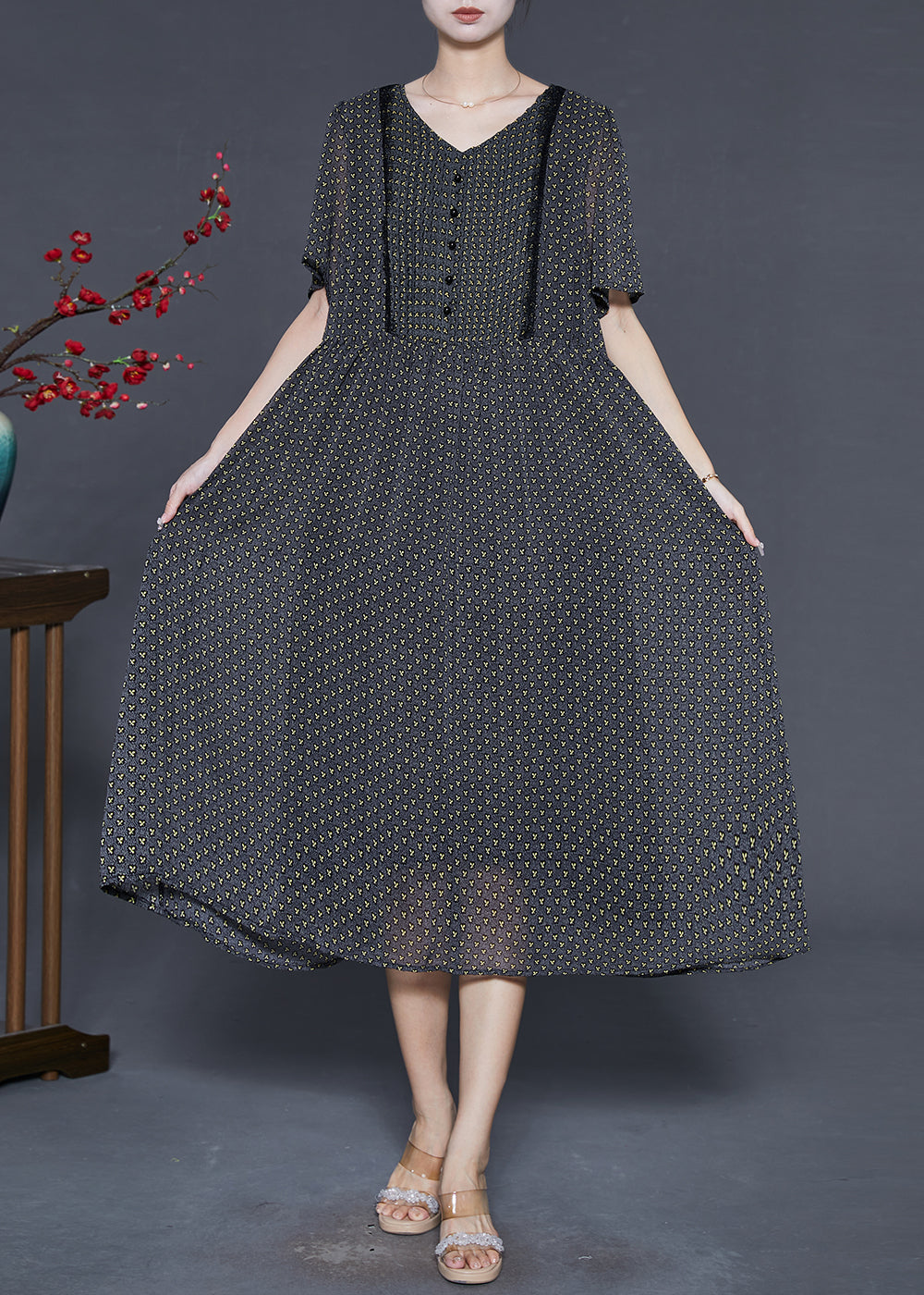 Effortlessly Elegant Dress with a Timeless Design