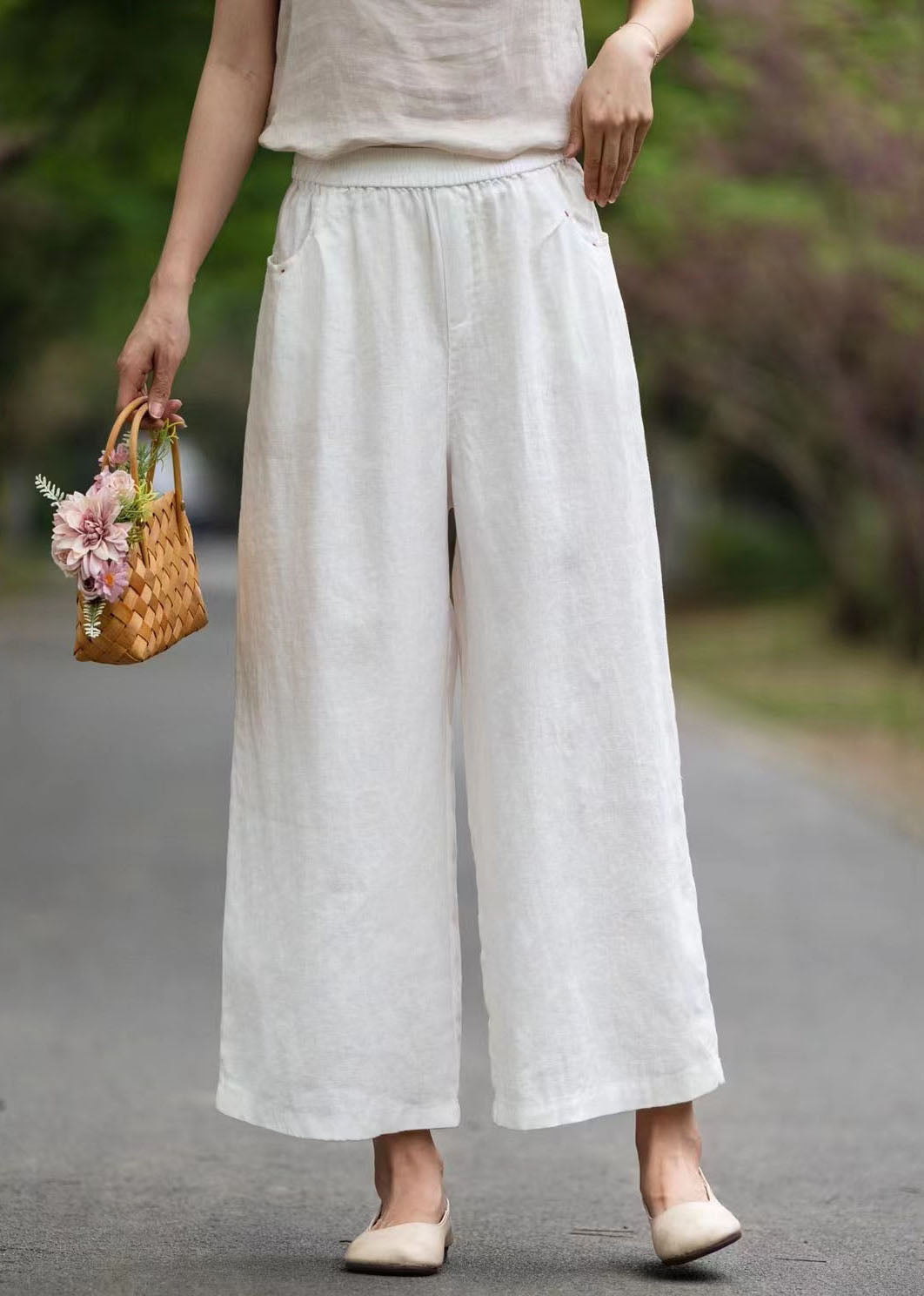 Effortlessly Elegant Pants with a Timeless Design