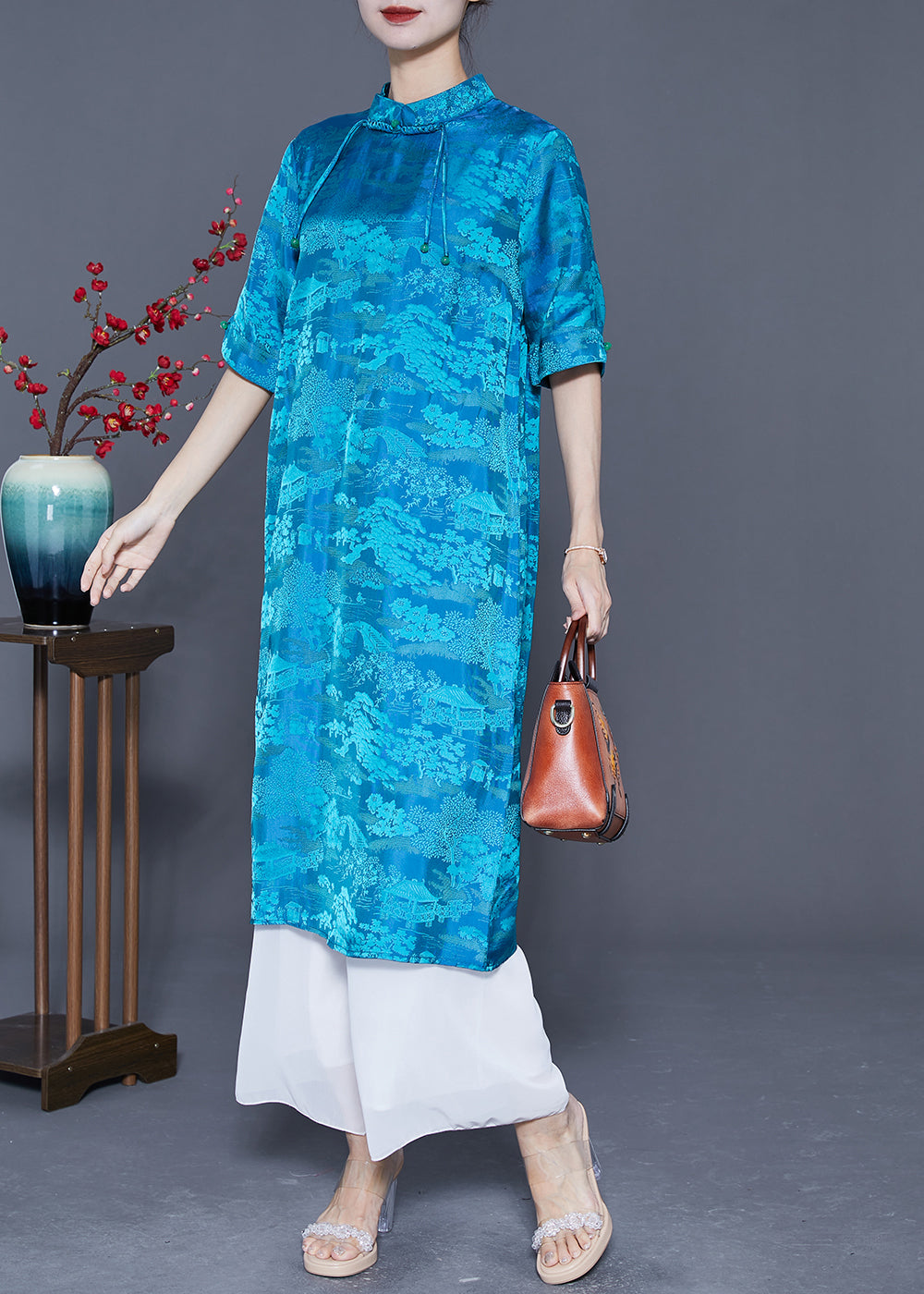 Beautifully Finished Dress in a Timeless Design