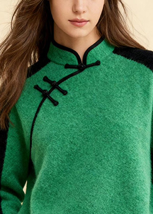 Classic Vintage Sweater with a Flattering Fit
