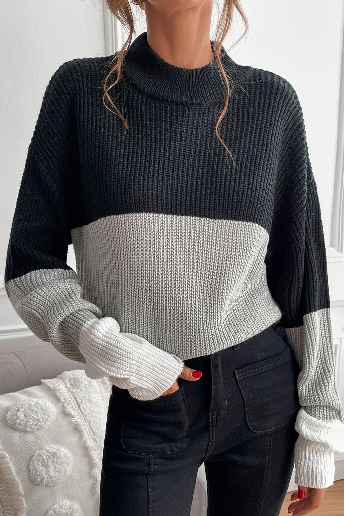 Effortlessly Elegant Sweater with a Timeless Design