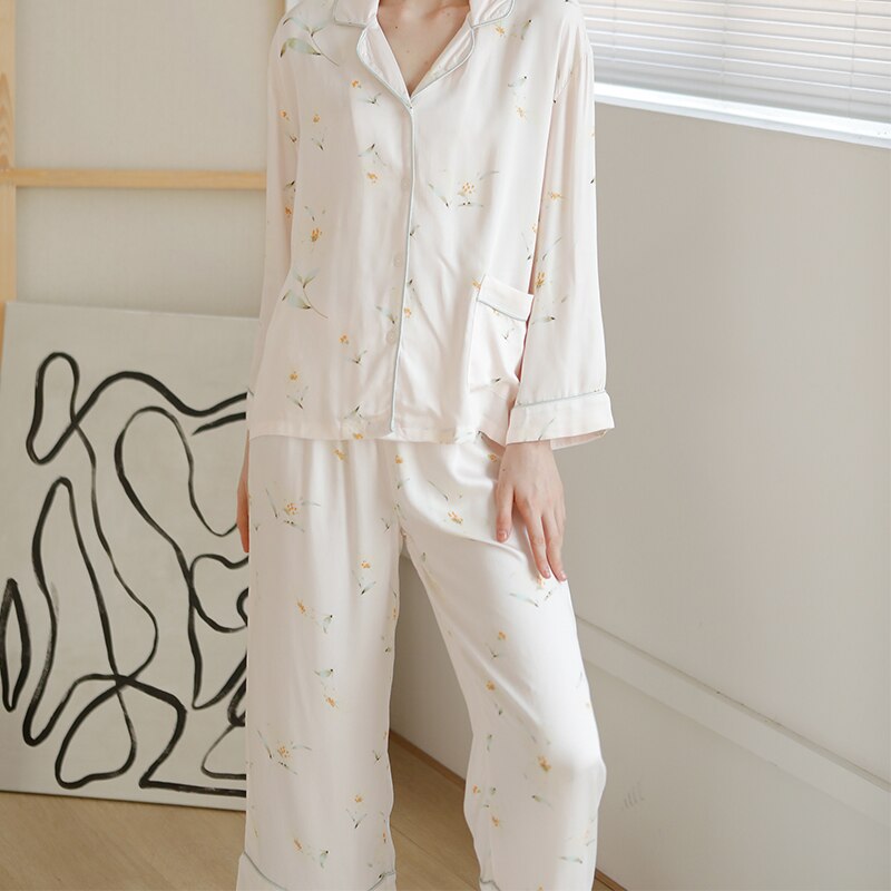 Effortlessly Elegant Cardigan with a Timeless Design
