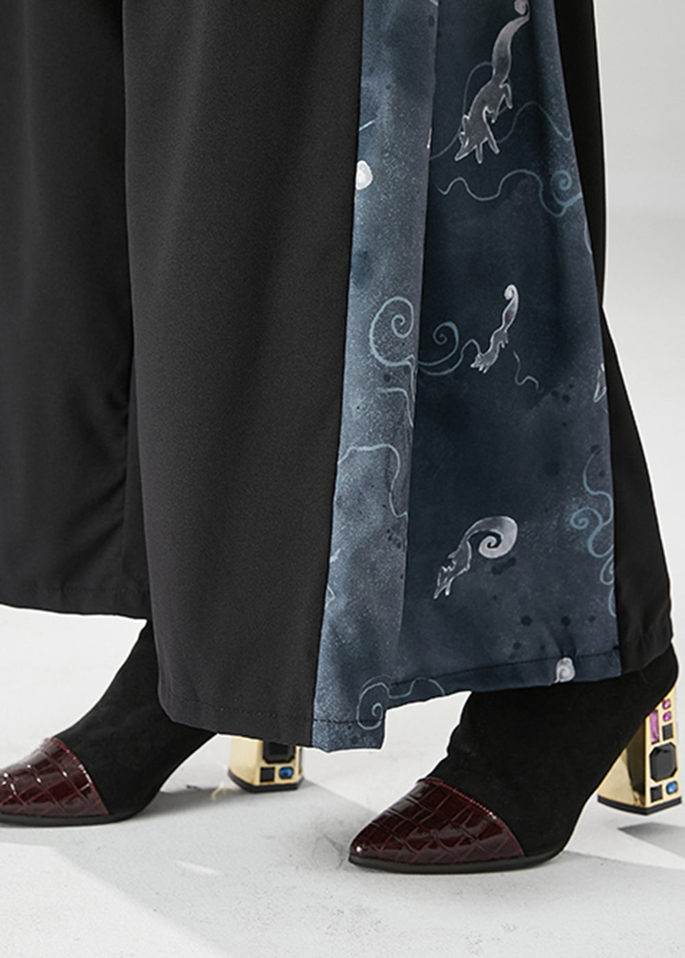 Effortlessly Elegant Pants with a Timeless Design