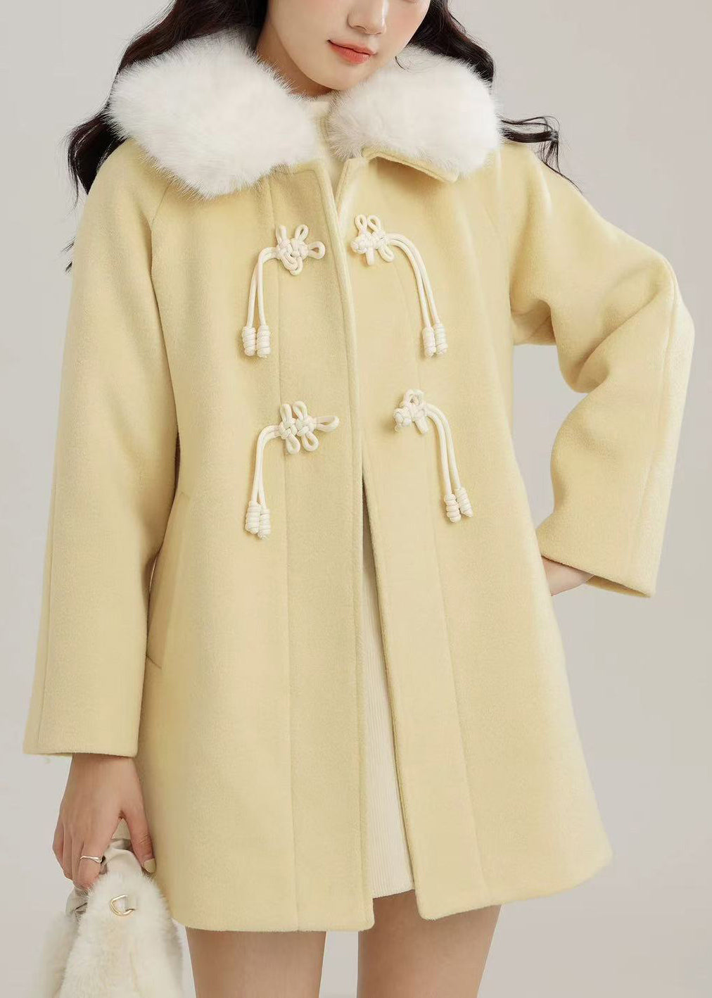Well Tailored Coat with a Graceful Silhouette