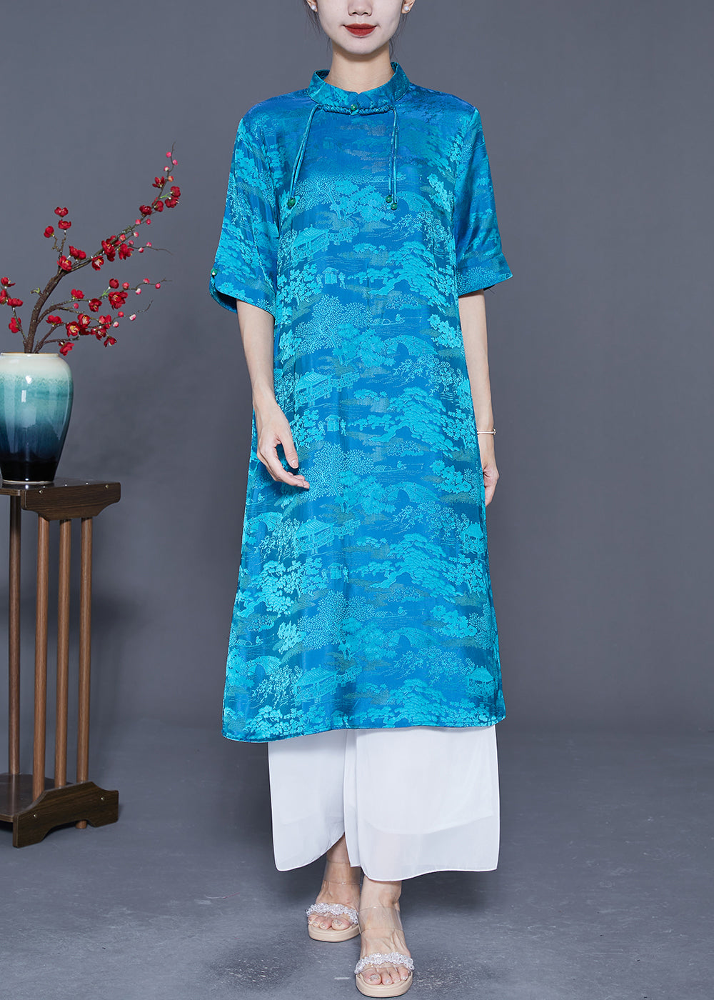 Beautifully Finished Dress in a Timeless Design