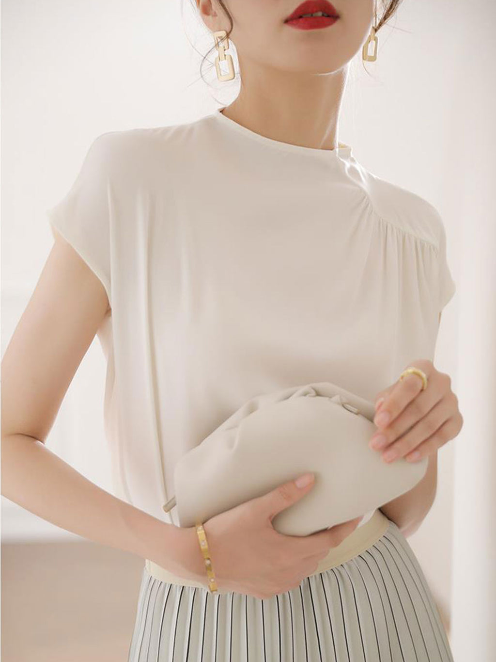 Well Tailored Top with a Graceful Silhouette