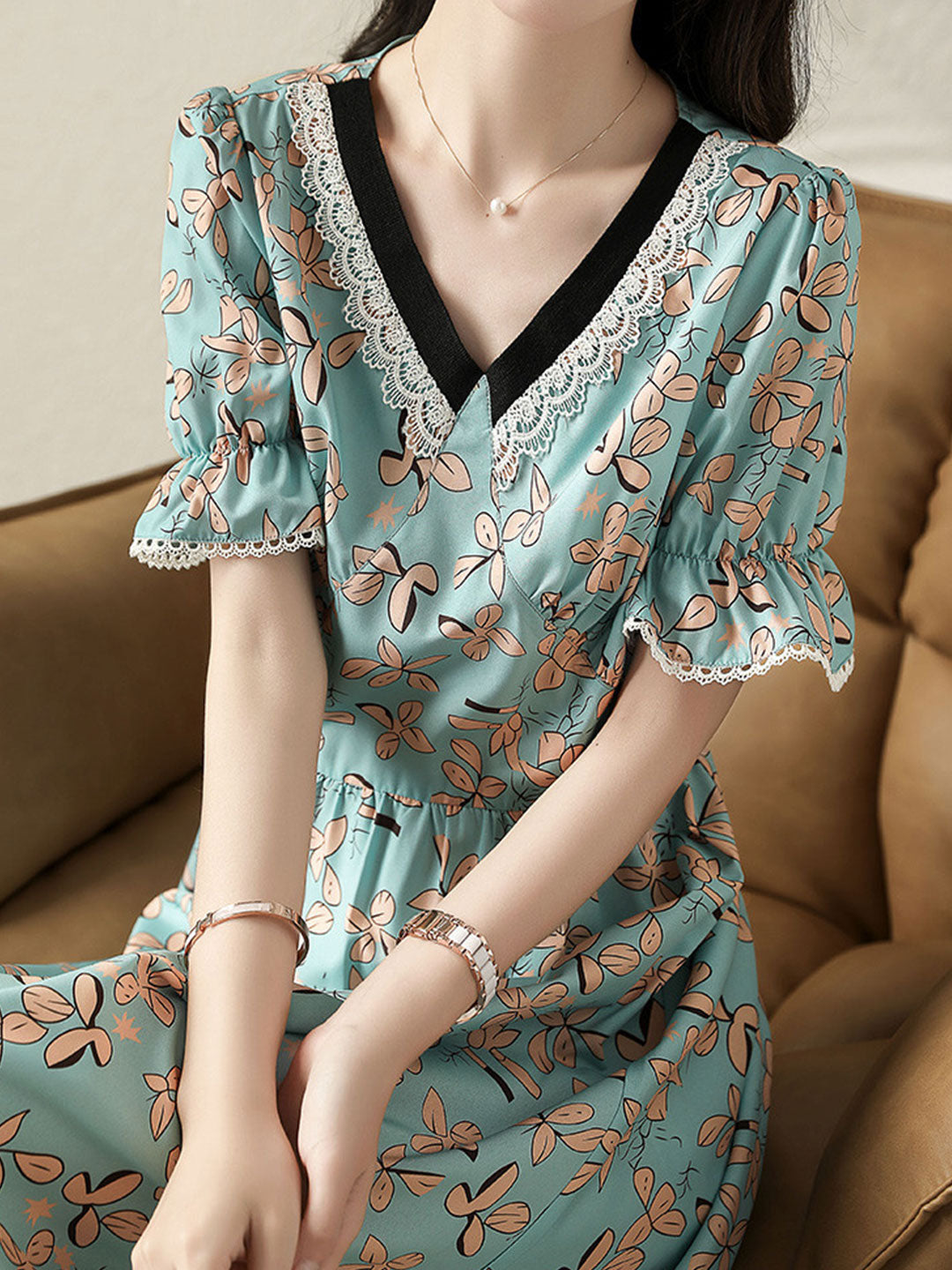 Beautifully Finished Dress in a Timeless Design