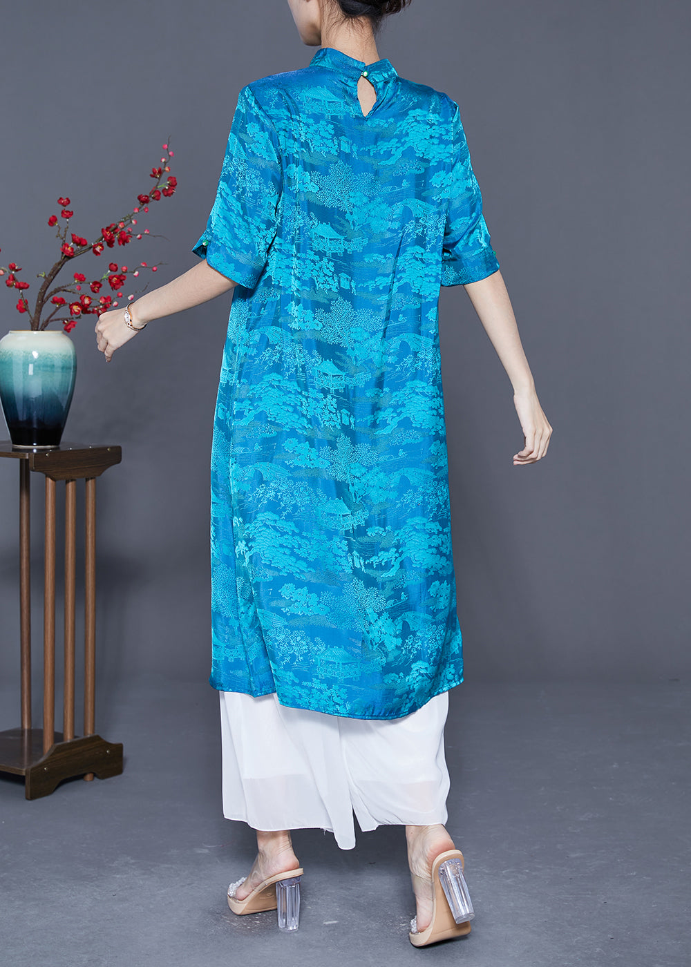 Beautifully Finished Dress in a Timeless Design