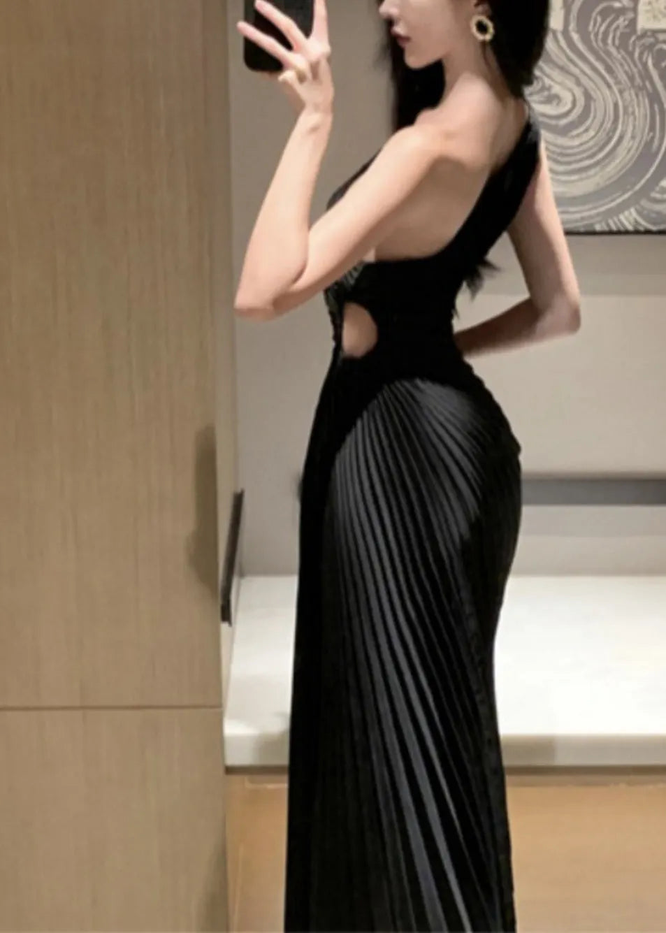 Effortlessly Elegant Dress with a Timeless Design