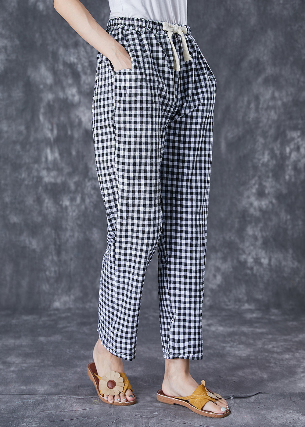 Effortlessly Elegant Pants with a Timeless Design