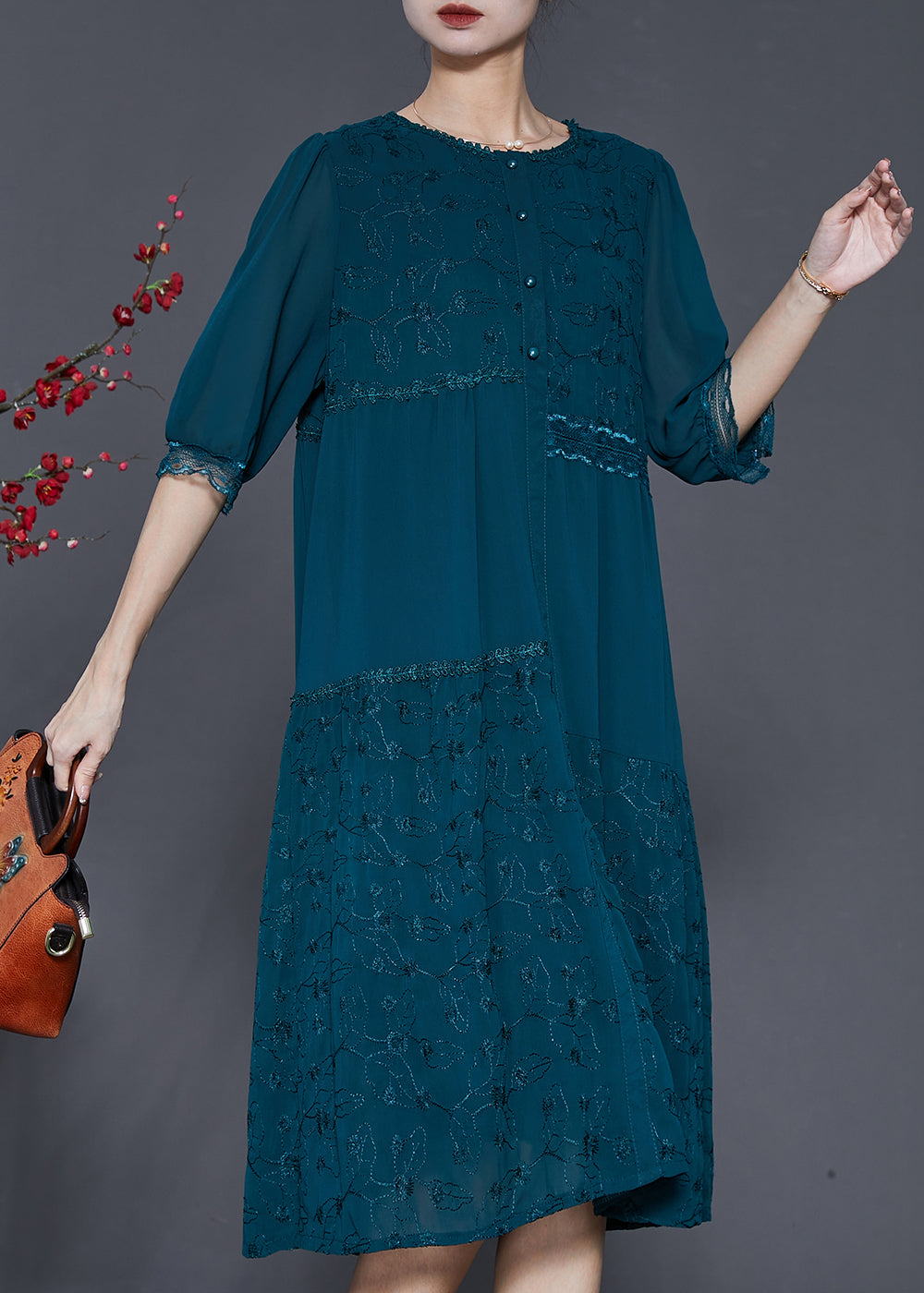 Effortlessly Elegant Dress with a Timeless Design