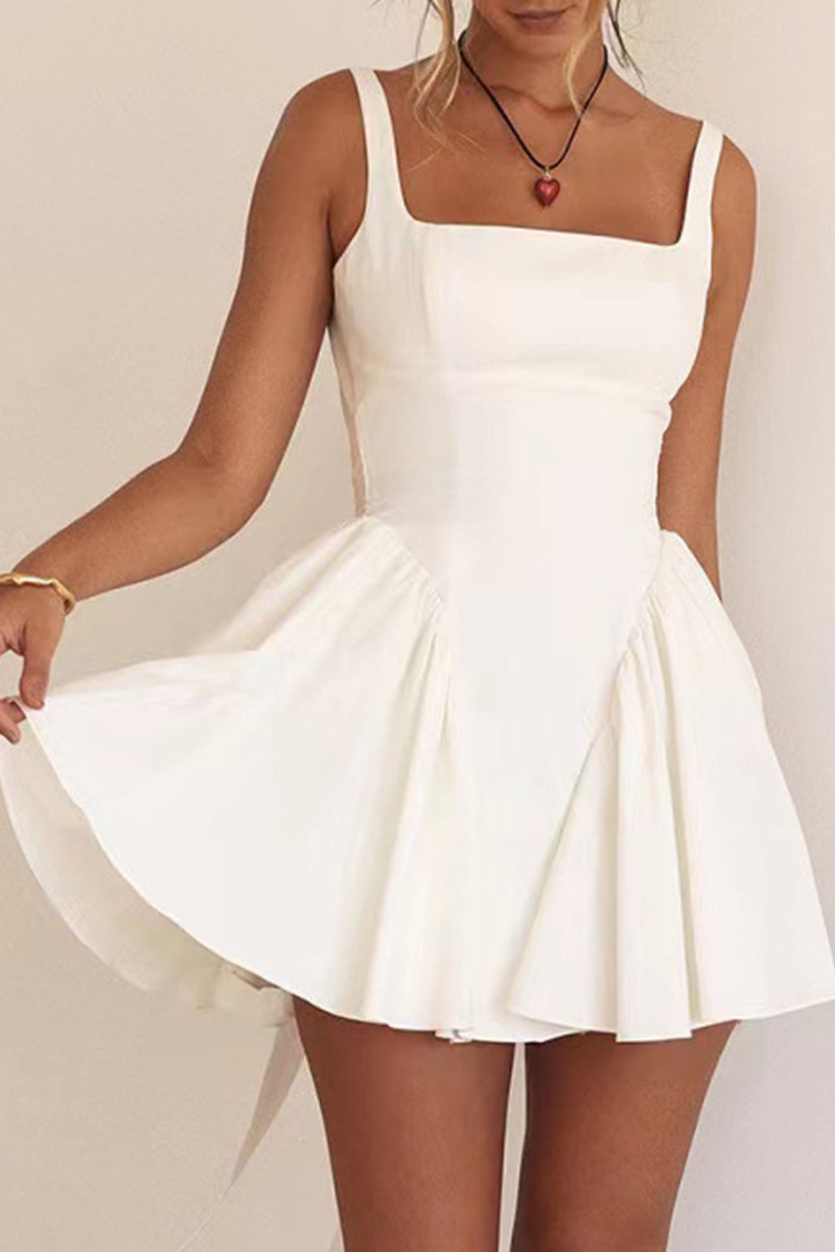 Well Tailored Dress with a Graceful Silhouette