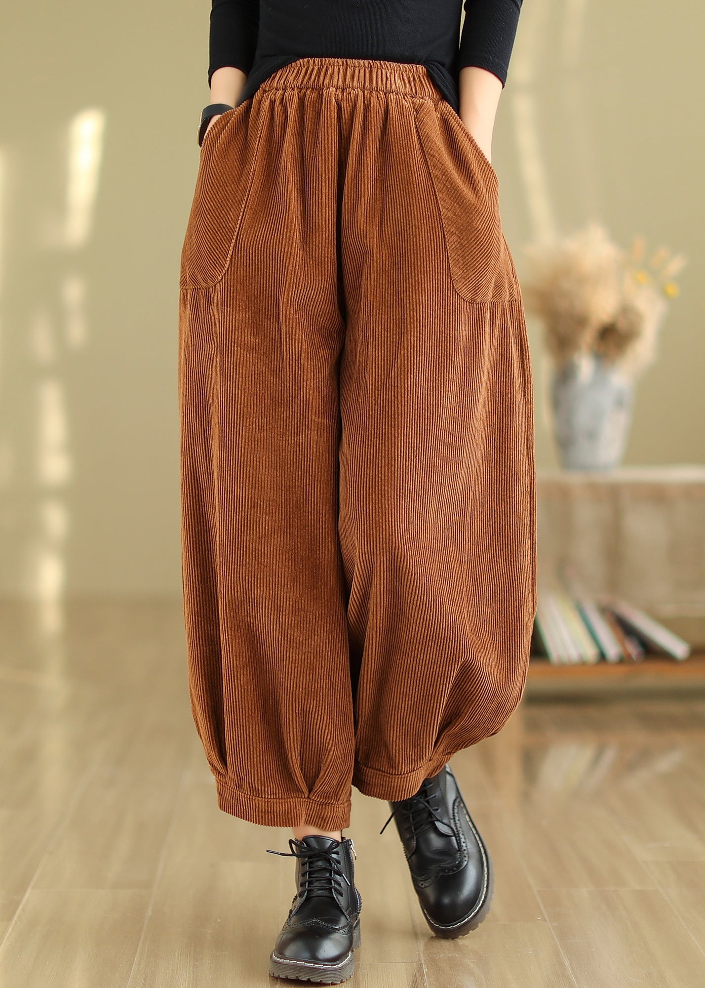 Effortlessly Elegant Pants with a Timeless Design