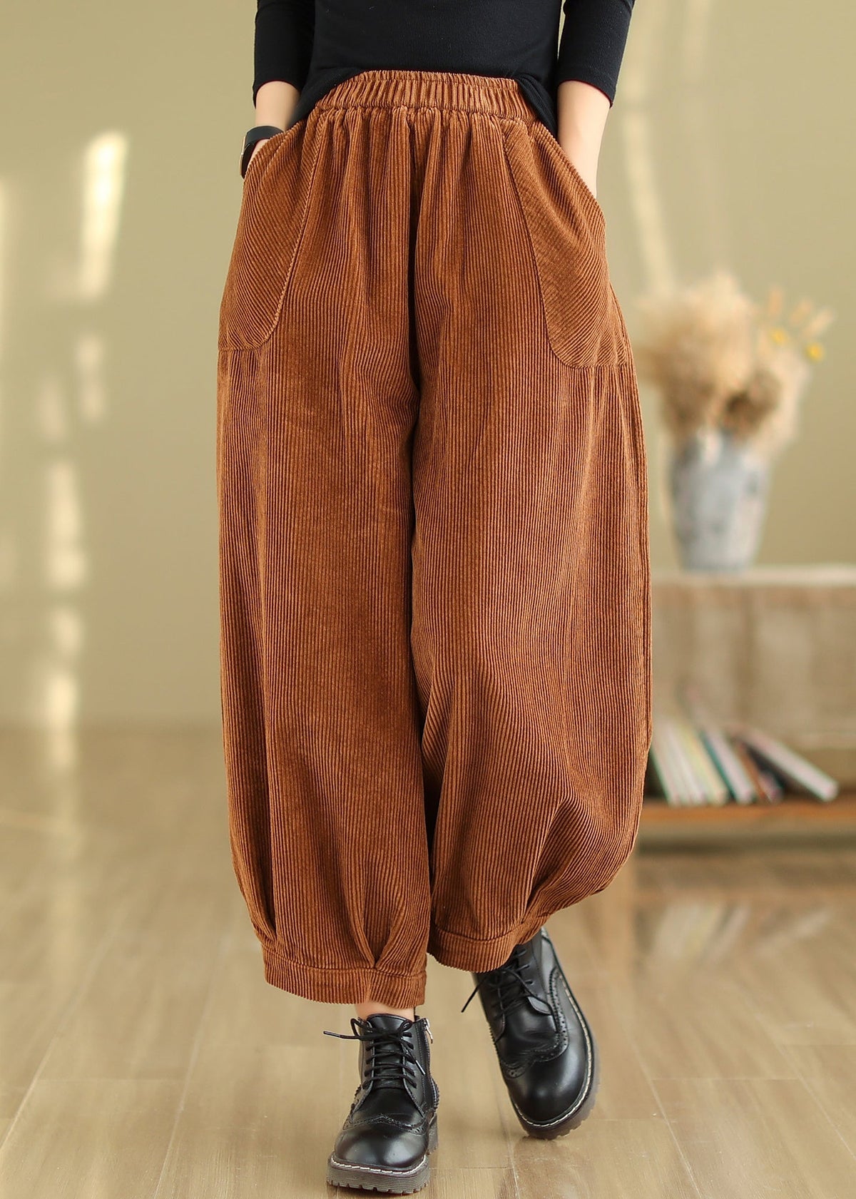 Effortlessly Elegant Pants with a Timeless Design