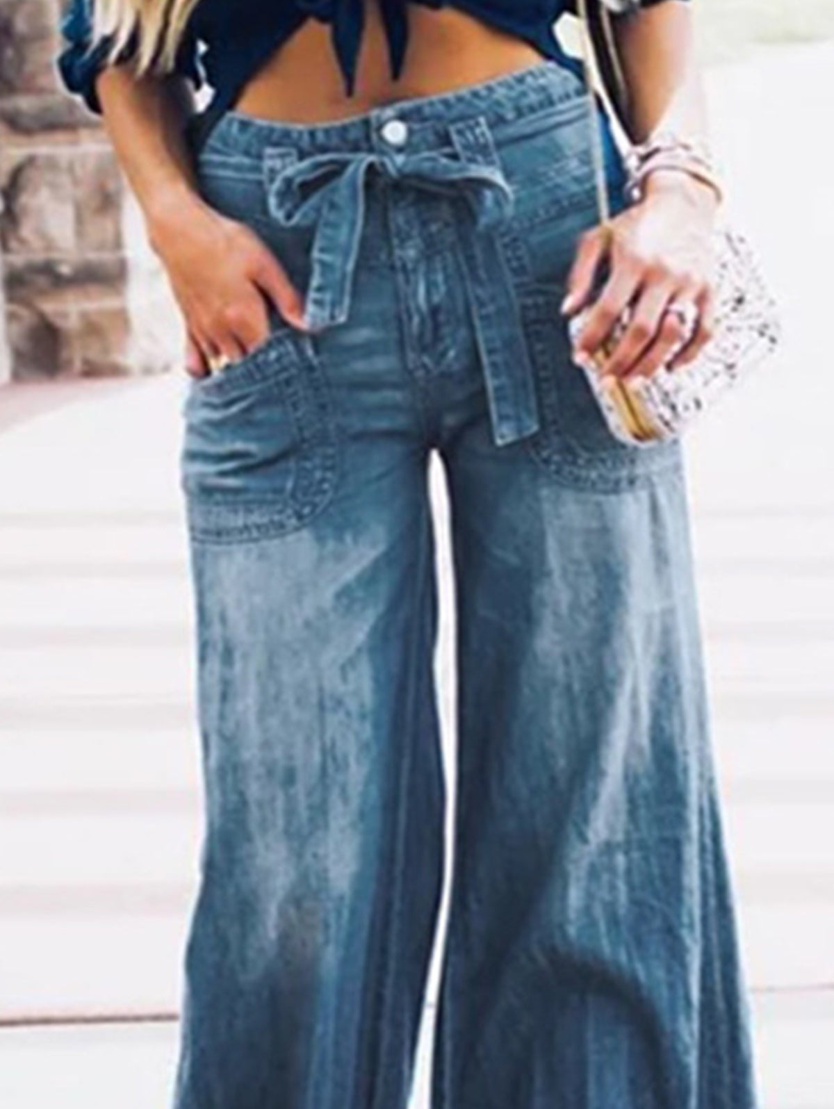 Effortlessly Elegant Pants with a Timeless Design