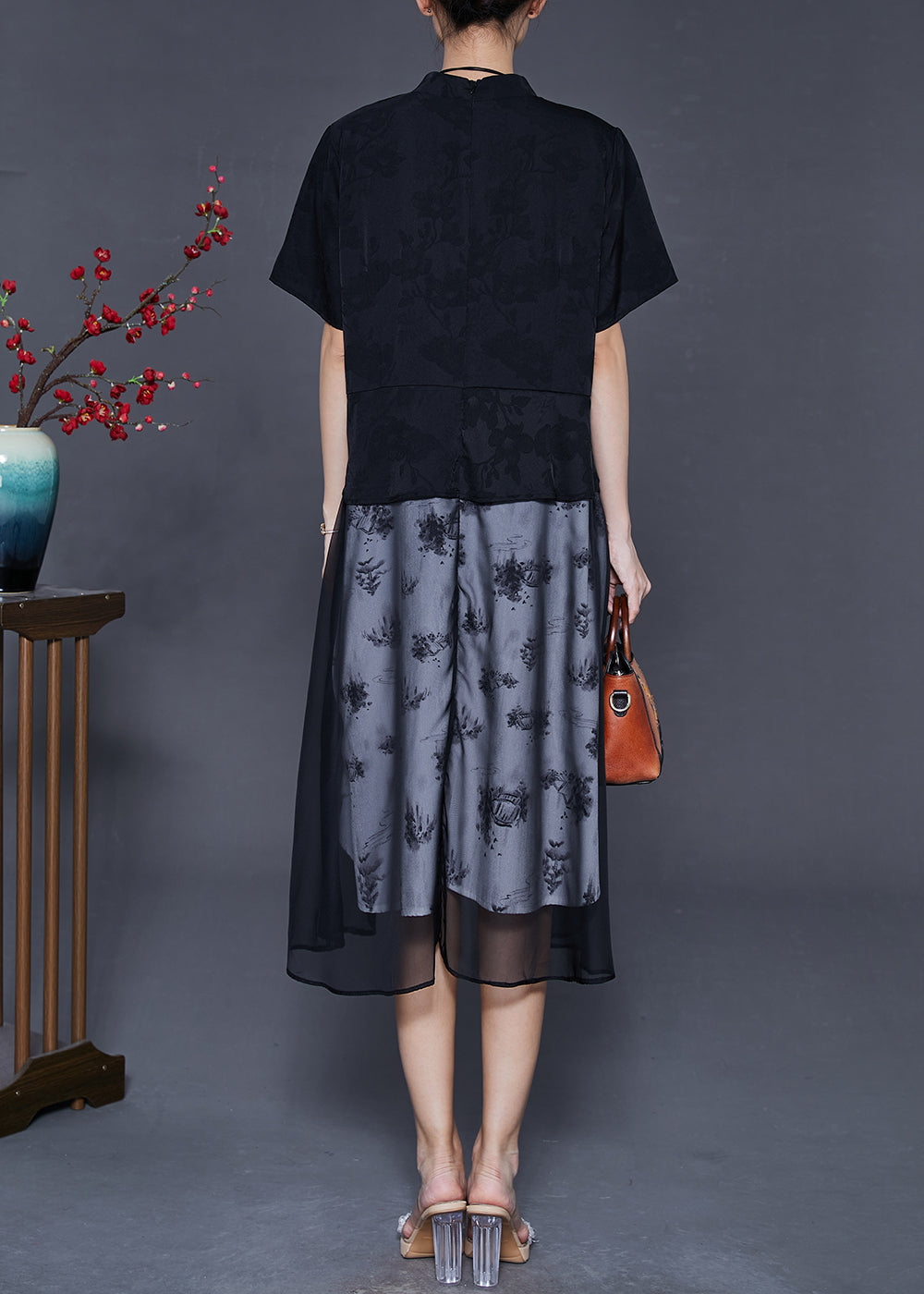 Effortlessly Elegant Dress with a Timeless Design