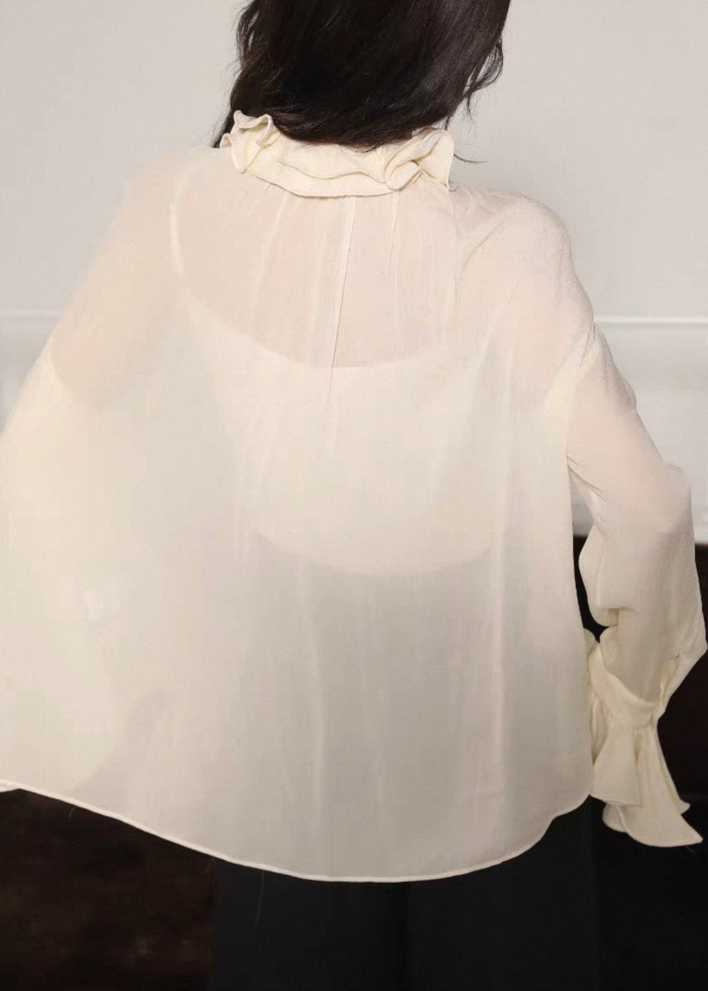 Well Tailored Blouse with a Graceful Silhouette