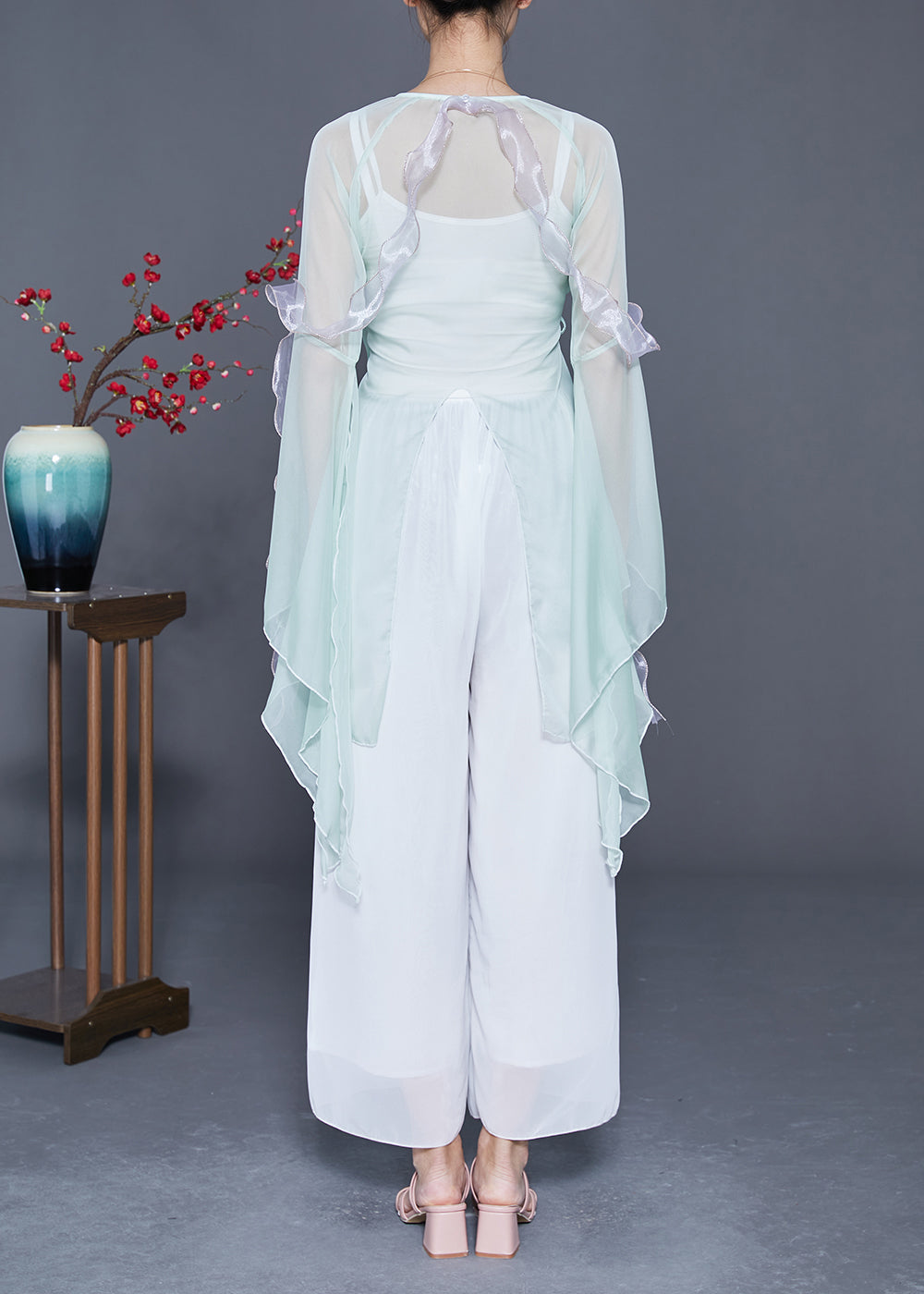 Beautifully Finished Top in a Timeless Design