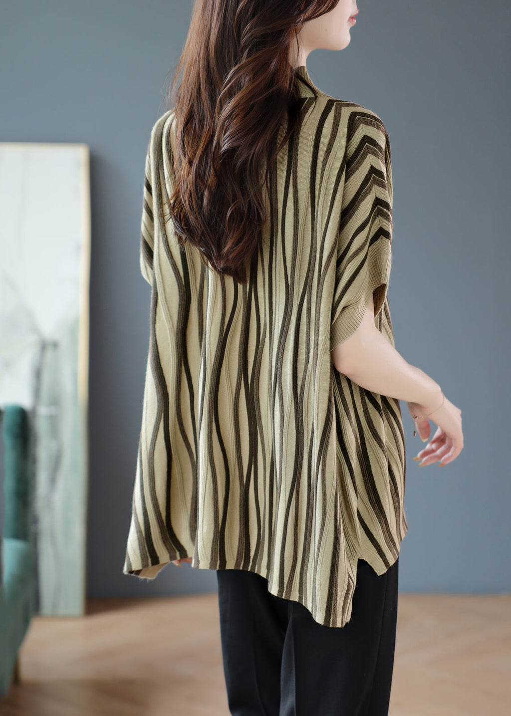 Well Tailored Sweater with a Graceful Silhouette