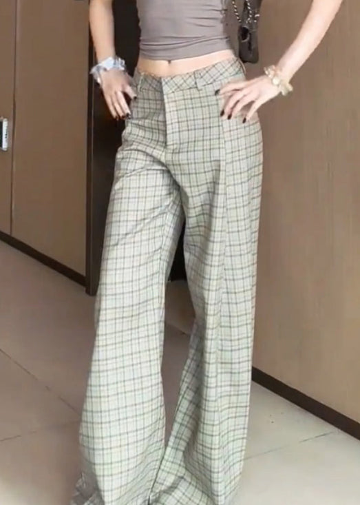 Effortlessly Elegant Pants with a Timeless Design