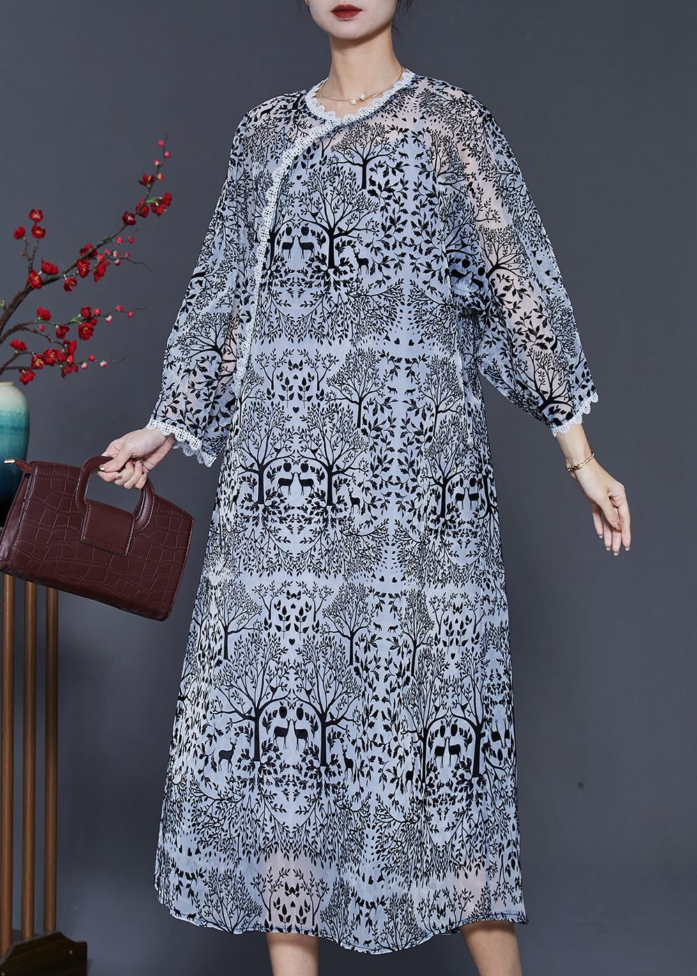 Beautifully Finished Dress in a Timeless Design