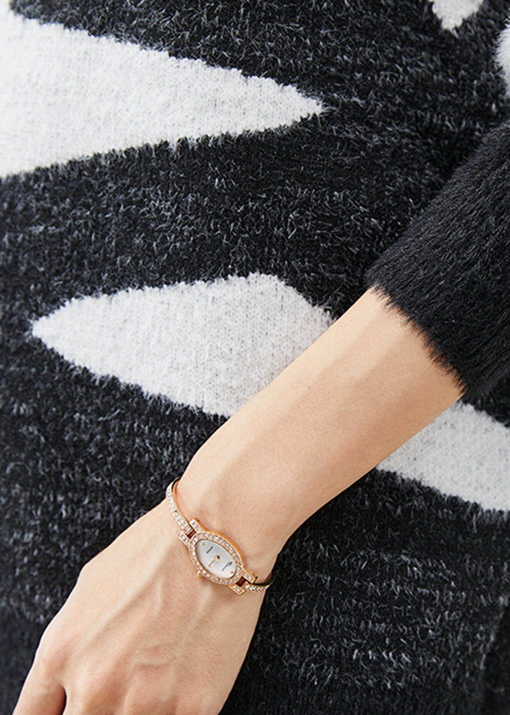 Well Tailored Sweater with a Graceful Silhouette
