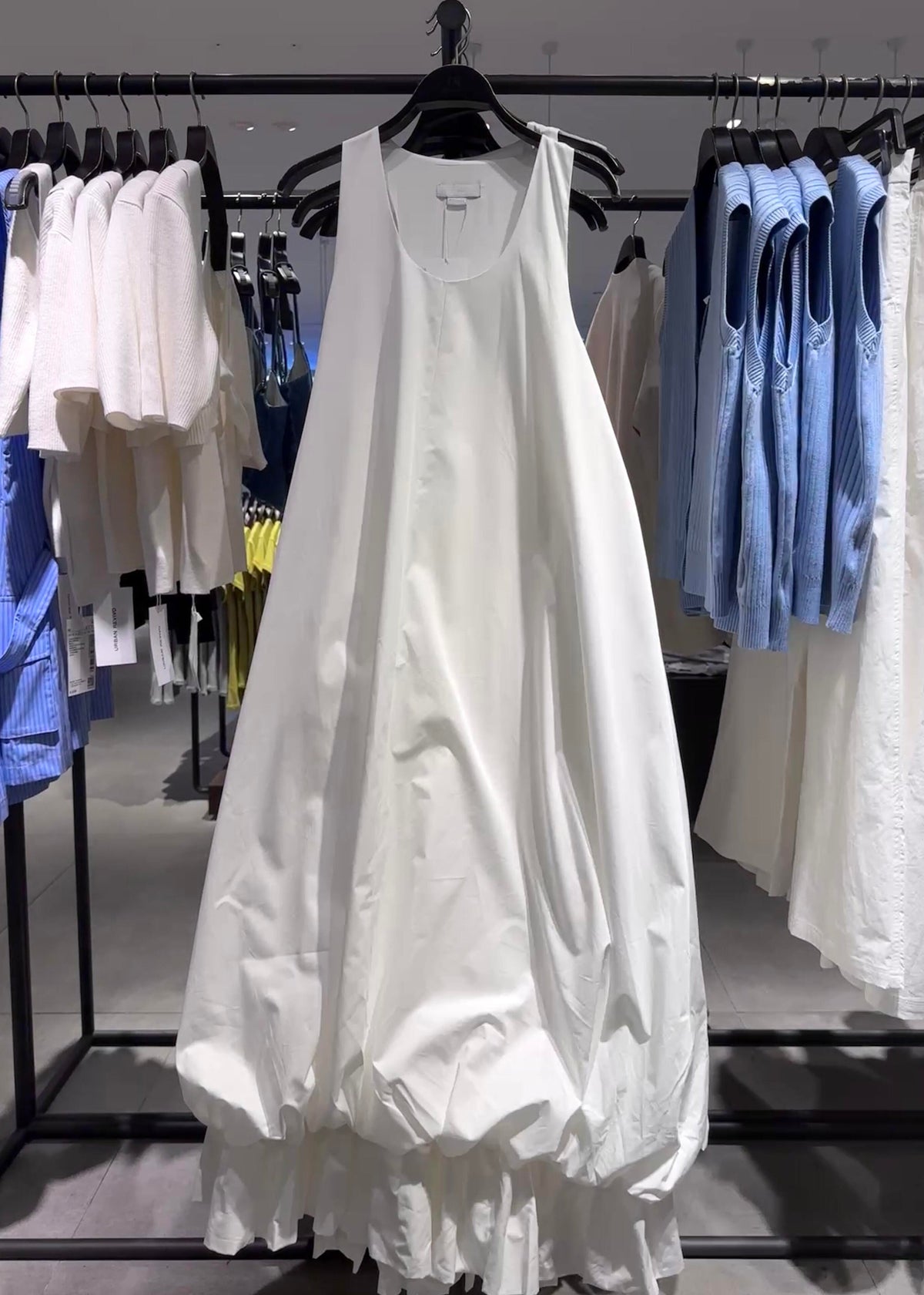 Well Tailored Dress with a Graceful Silhouette