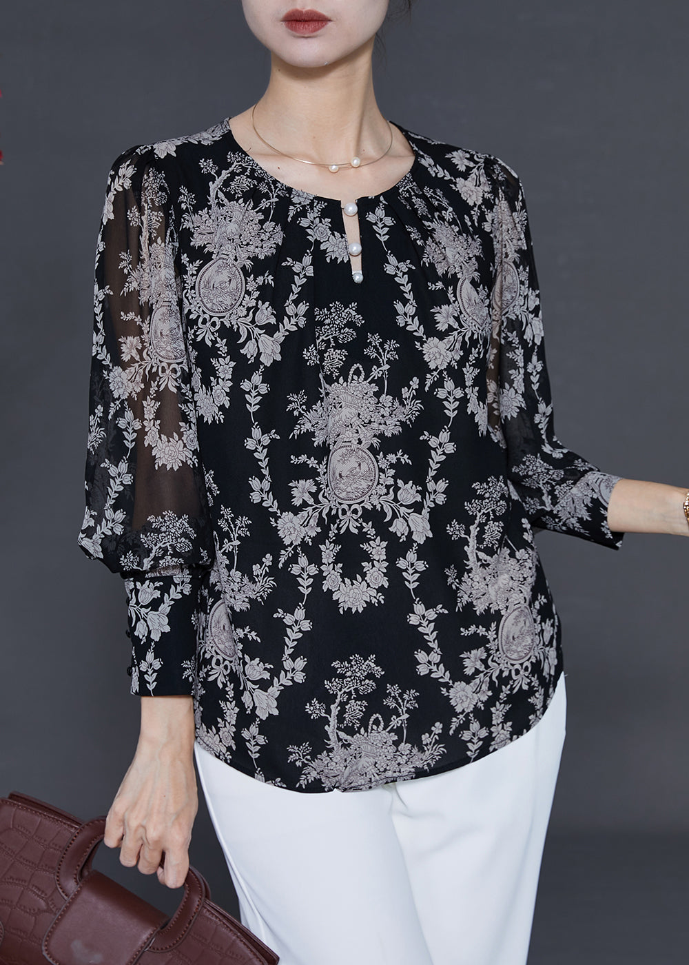 Well Tailored Top with a Graceful Silhouette