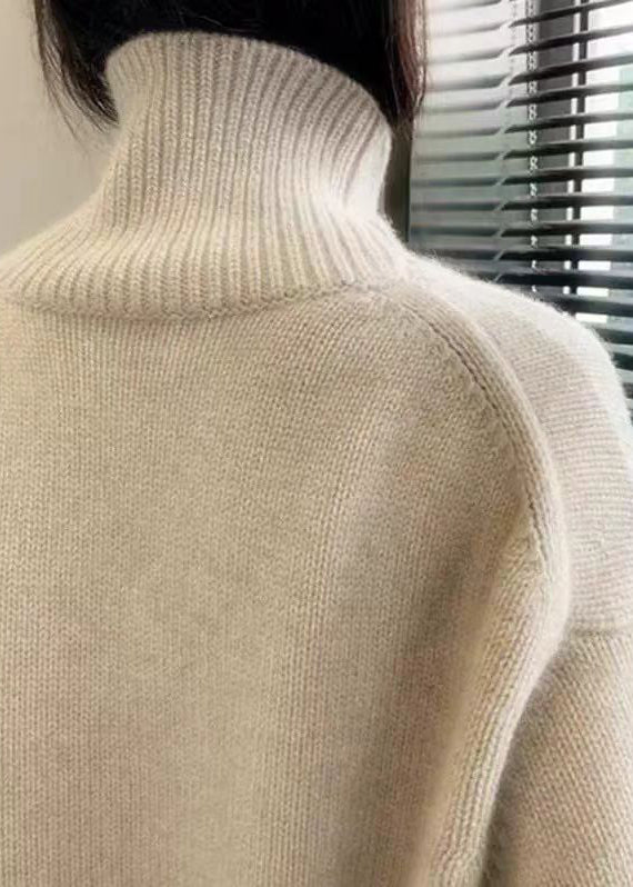 Well Tailored Sweater with a Graceful Silhouette