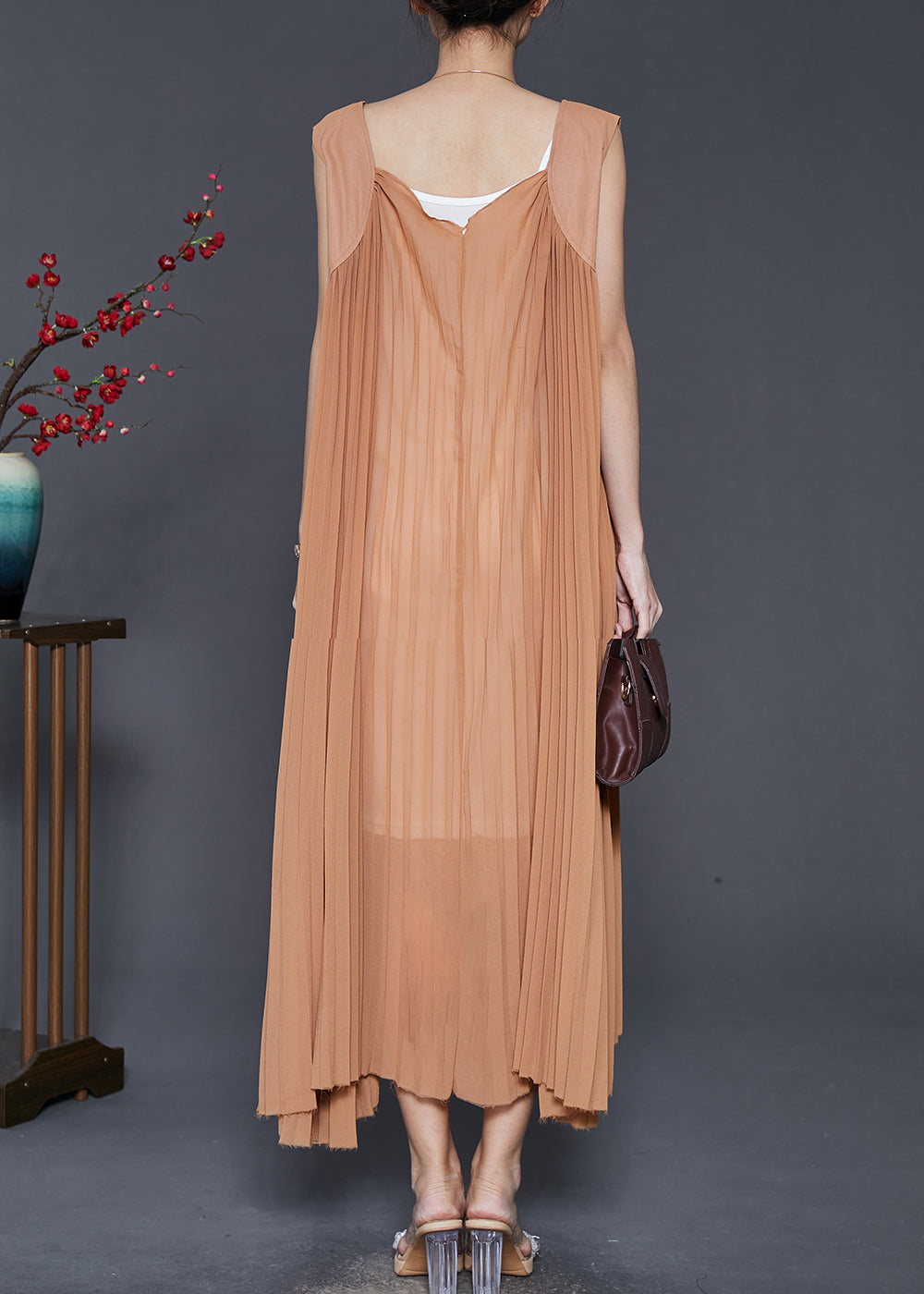 Beautifully Finished Dress in a Timeless Design