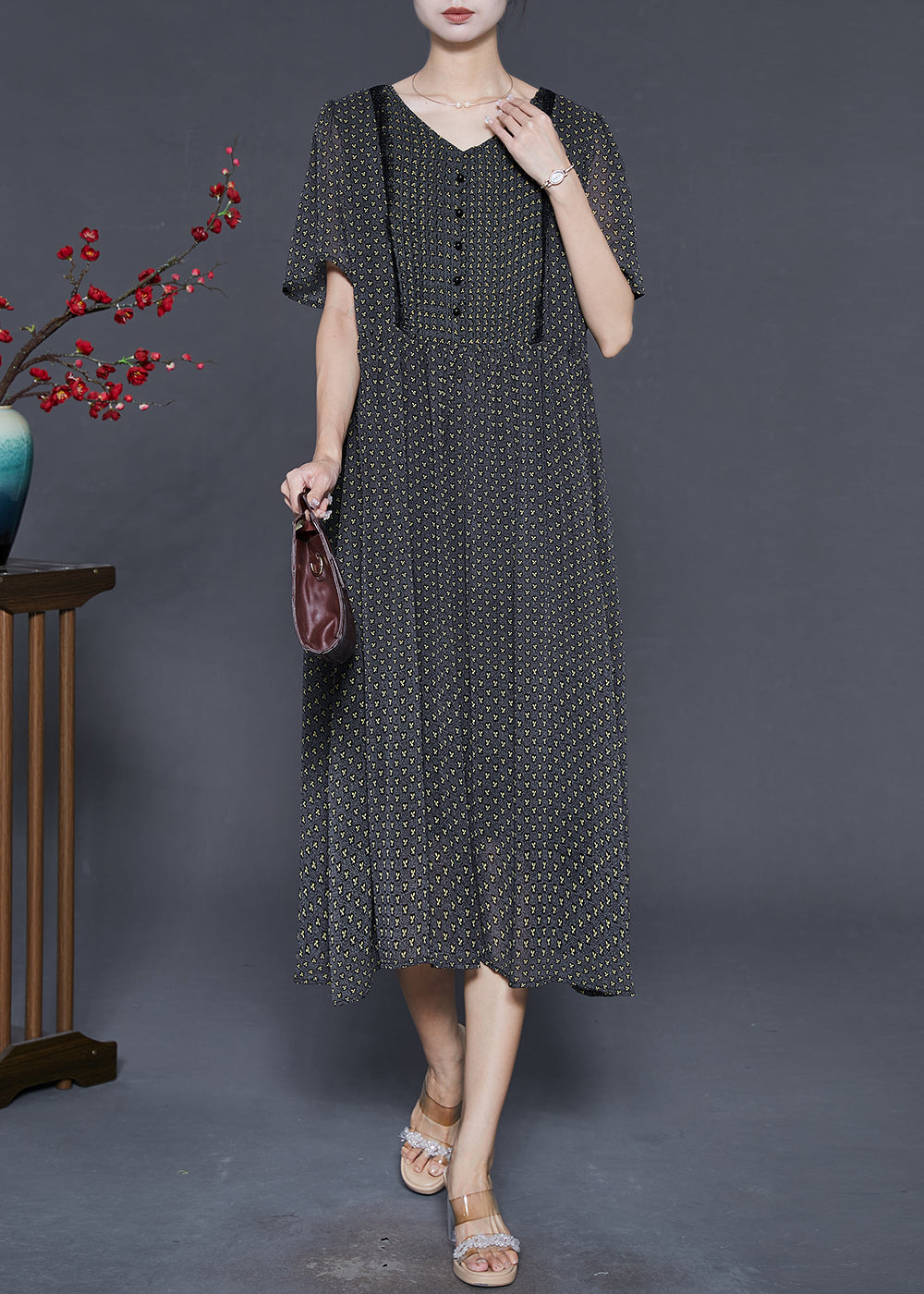 Effortlessly Elegant Dress with a Timeless Design