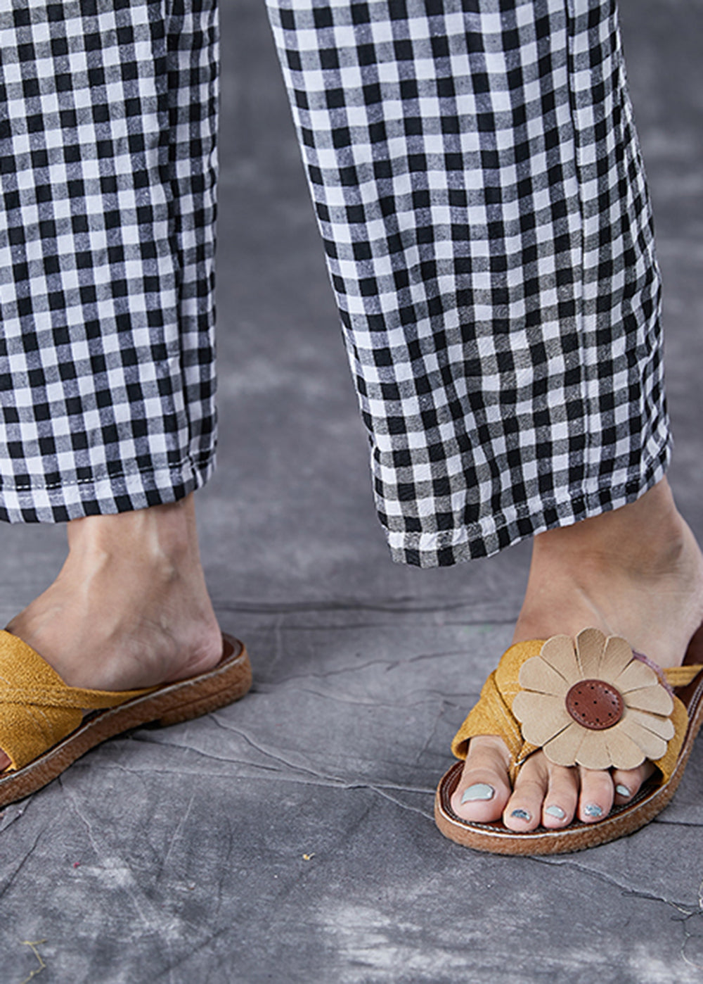 Effortlessly Elegant Pants with a Timeless Design
