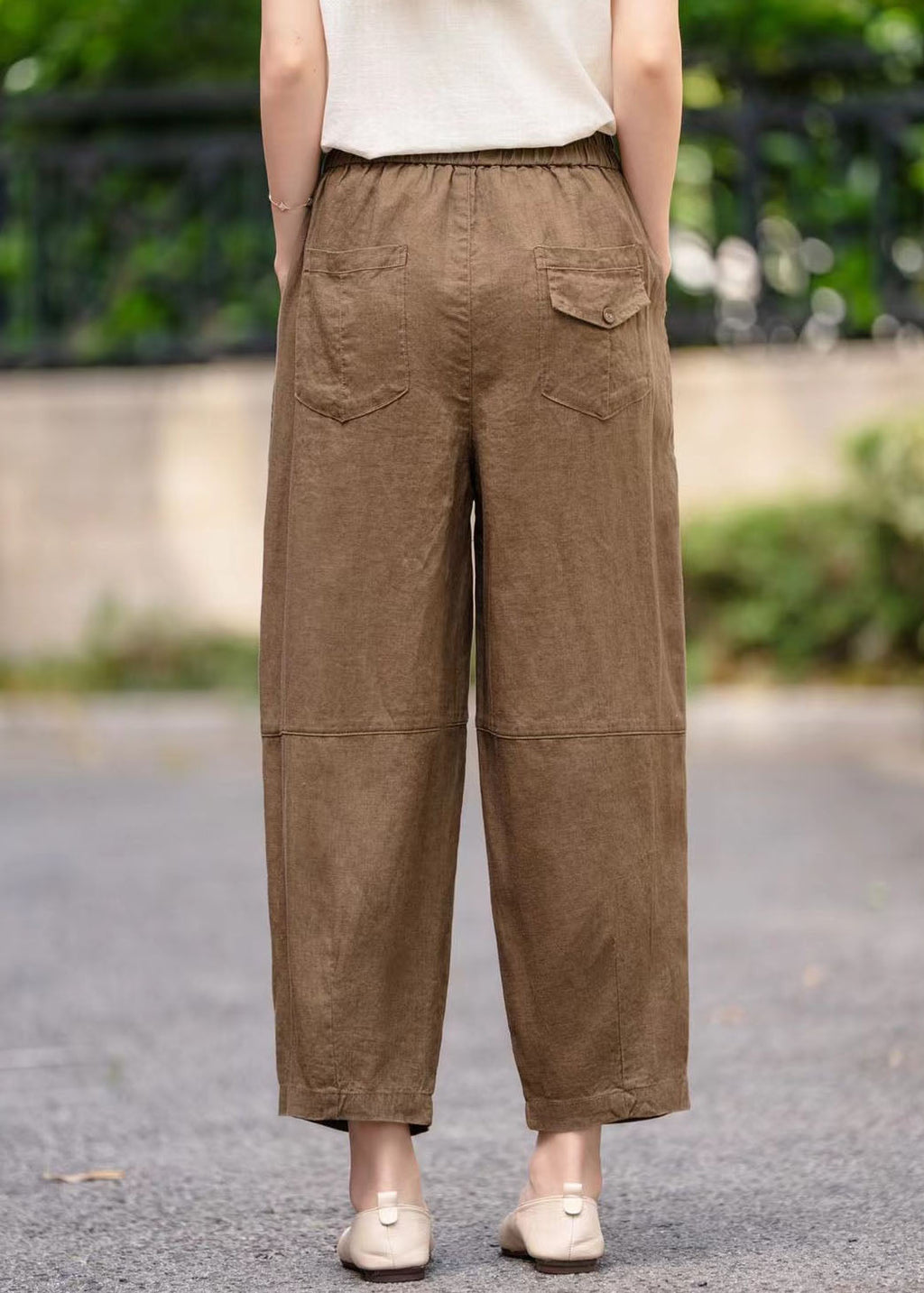 Effortlessly Elegant Pants with a Timeless Design