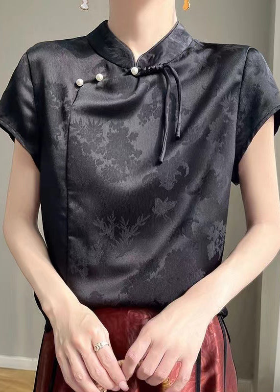 Well Tailored Top with a Graceful Silhouette