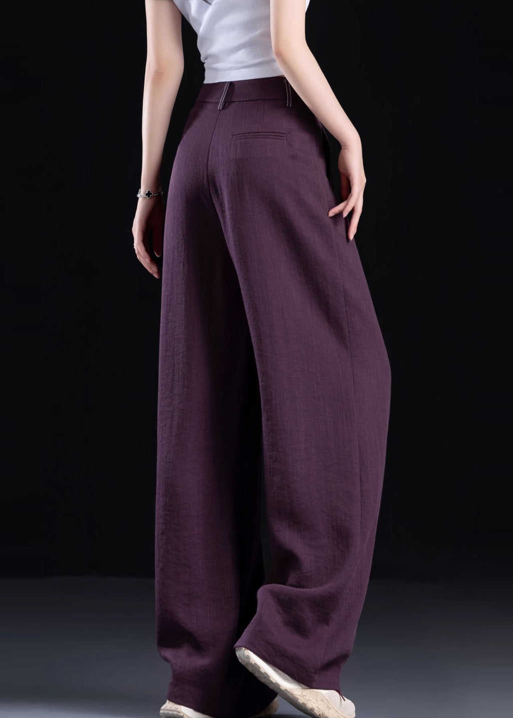 Effortlessly Elegant Pants with a Timeless Design