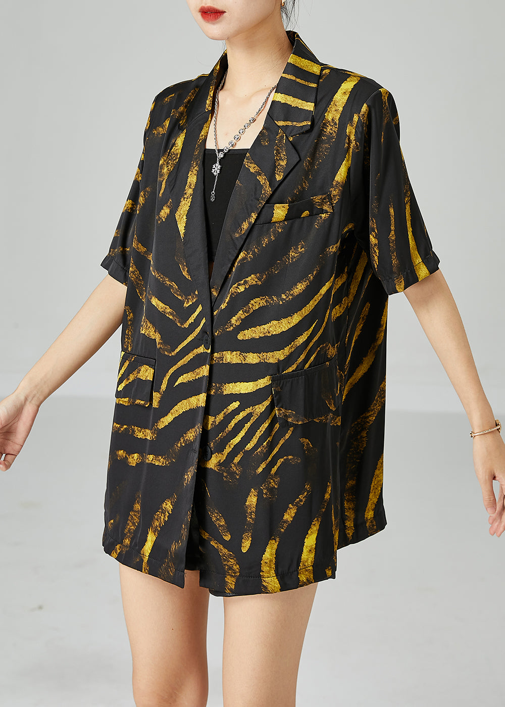 Well Tailored Coat with a Graceful Silhouette