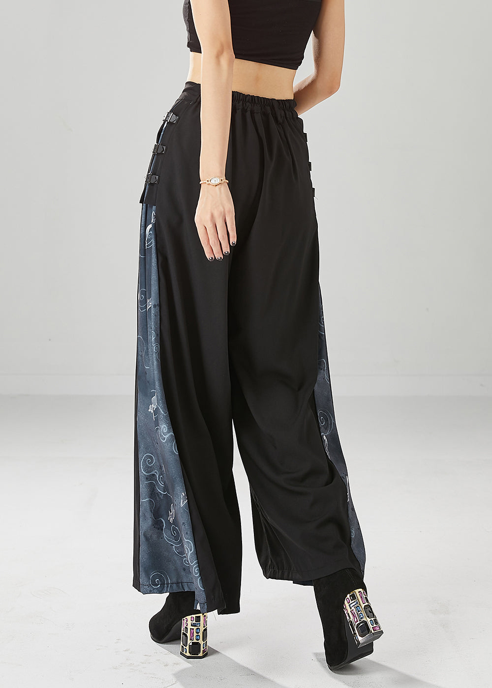 Effortlessly Elegant Pants with a Timeless Design