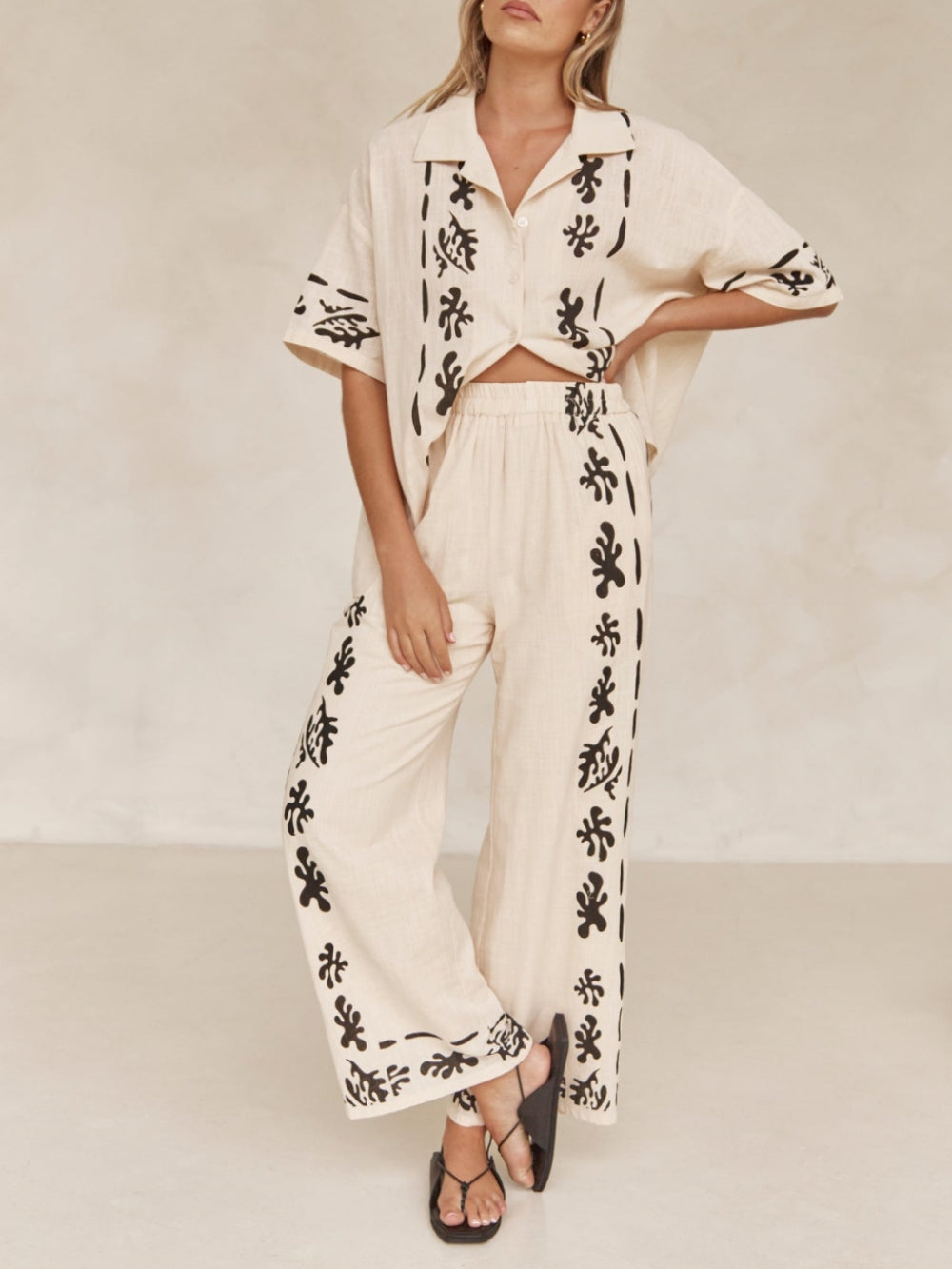 Effortlessly Elegant Pants with a Timeless Design